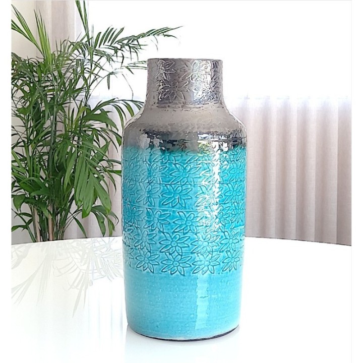 Vaso moderno con fiori