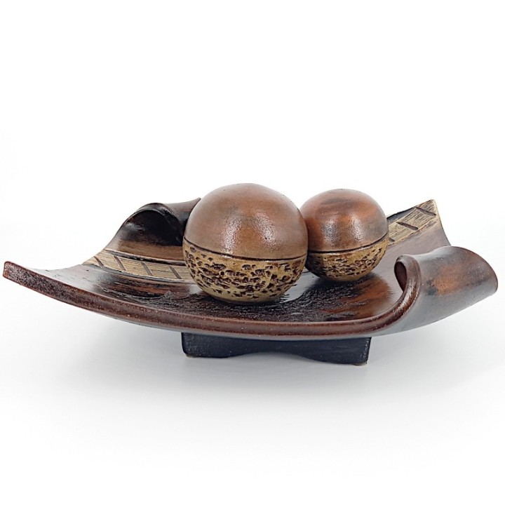 Prato castanho com bolas