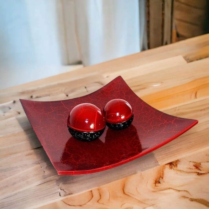 Prato vermelho craclé com bolas