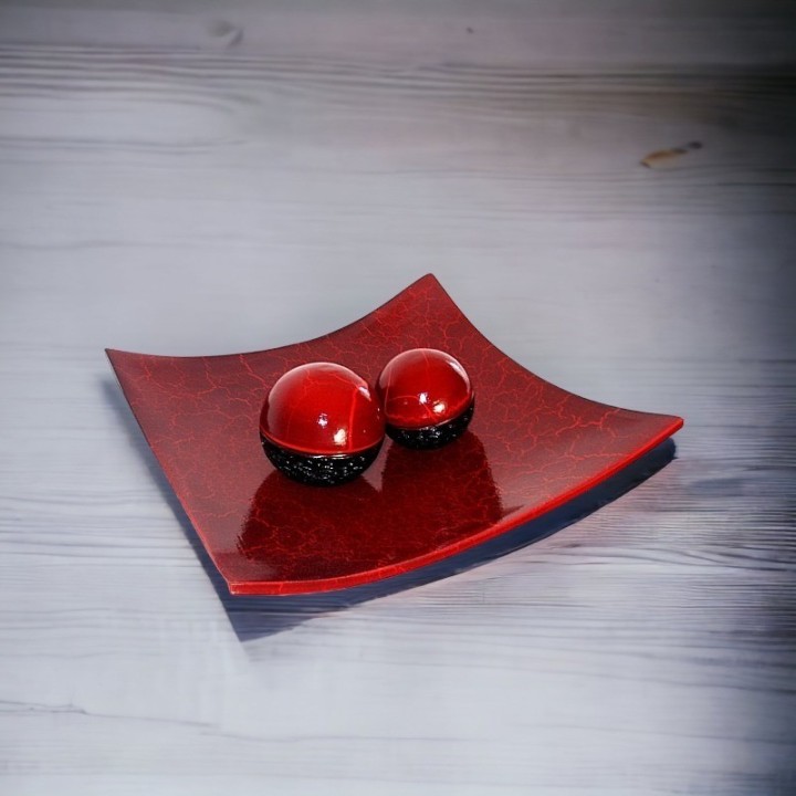 Plat rouge craclé avec boules