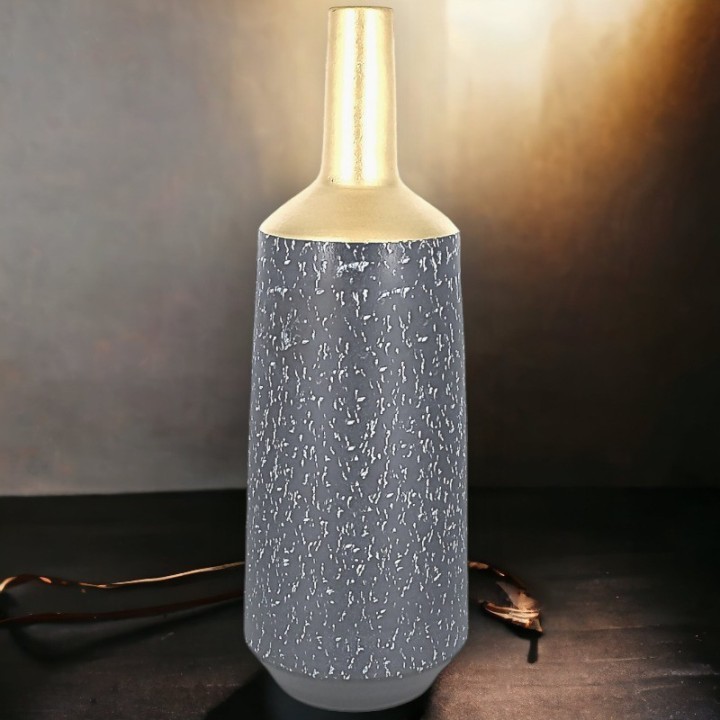 Grande vaso di terracotta nero e oro