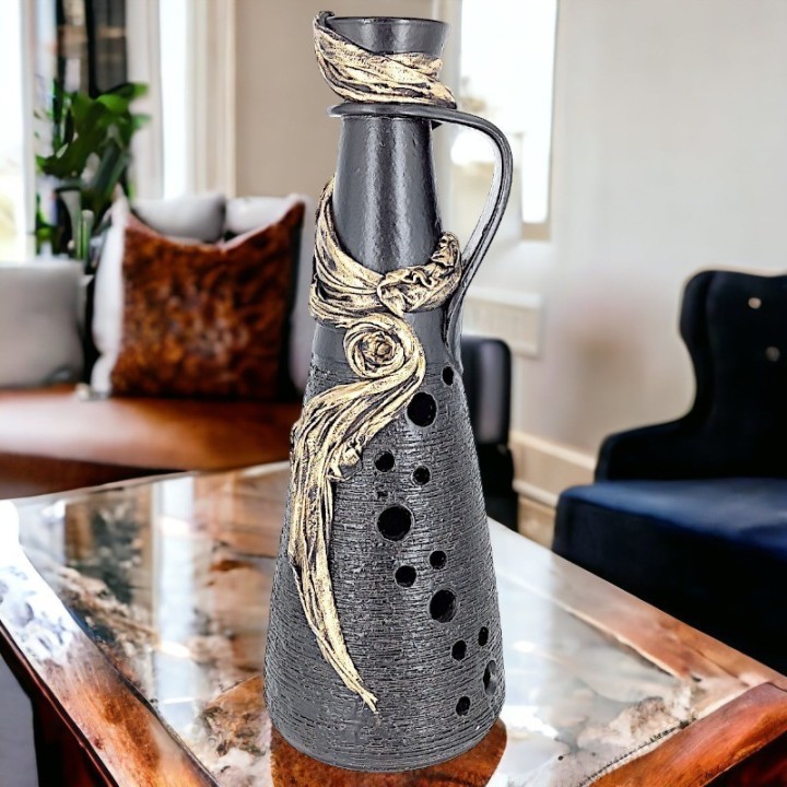 Schwarzer Vase mit Stoff-Anwendung