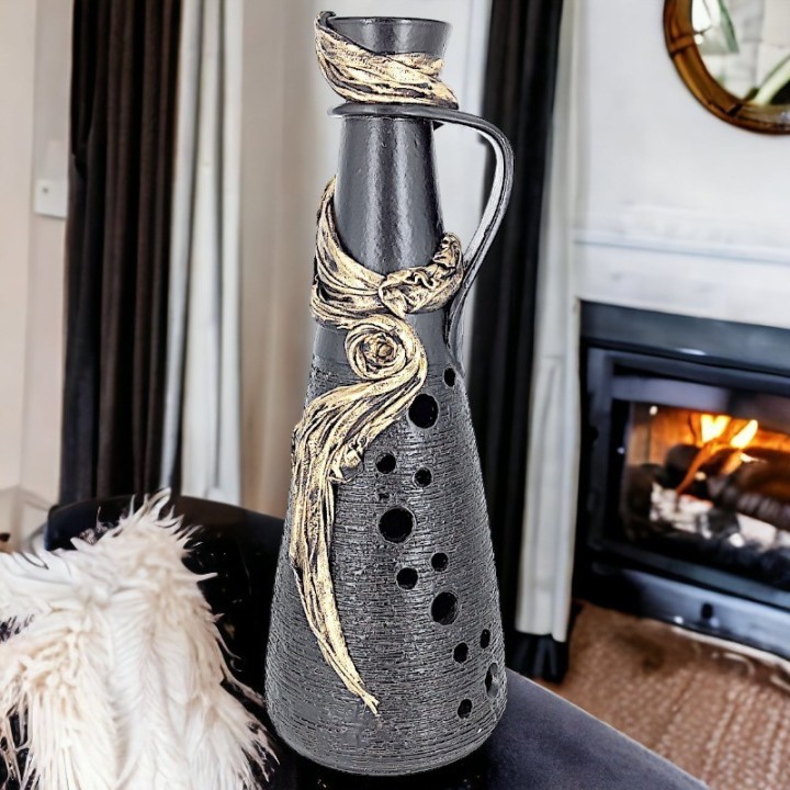 Schwarzer Vase mit Stoff-Anwendung