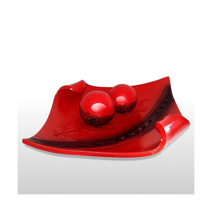 Prato vermelho com bolas