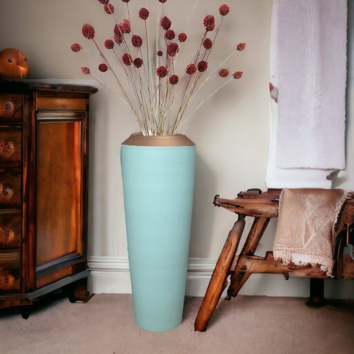 Vase en céramique vert pastel avec détail doré
