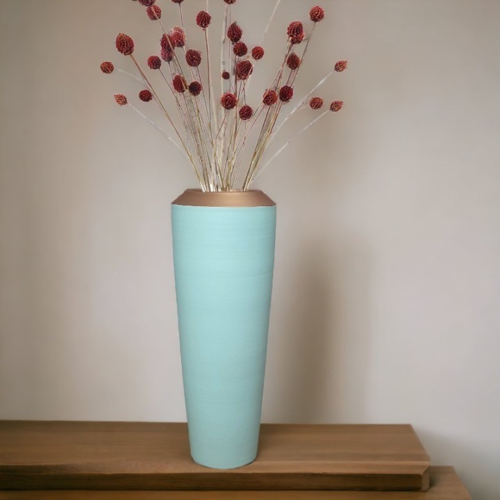 Keramikvase in Pastellgrün mit goldenem Detail