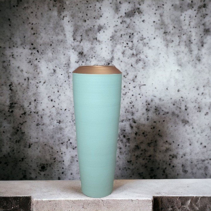 Vase en céramique vert pastel avec détail doré