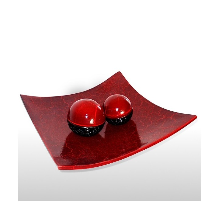 Plato en rojo crepitante con esferas