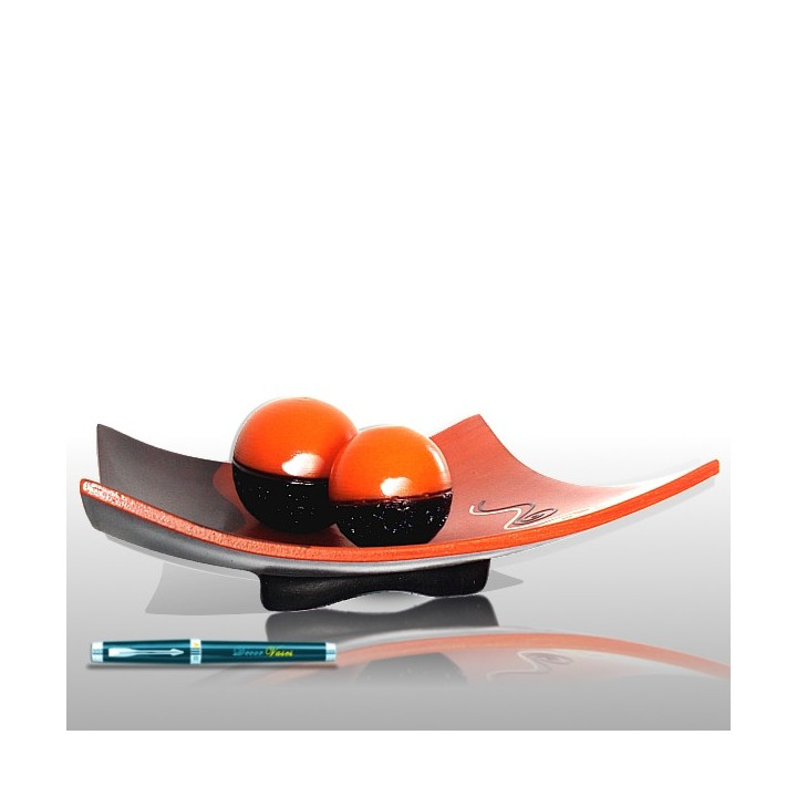 Orangene und braune Schale mit Kugeln