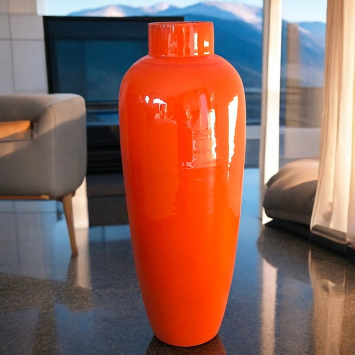 Vaso grande arancione in ambiente arredamento