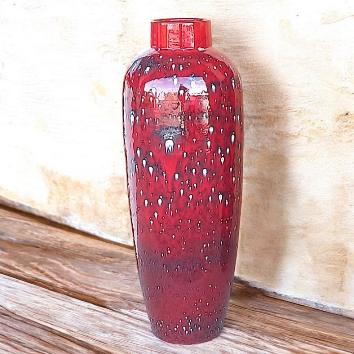 Schöne alte rote Vase in Terrakotta
