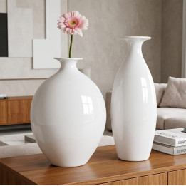 Détail de ensemble de 2 vases blancs