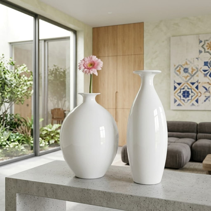 Gros plan de ensemble de 2 vases blancs