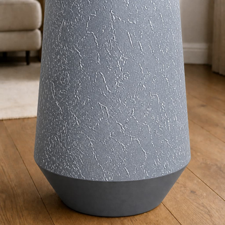 Detalle de los grabados del jarrón gris 70cm