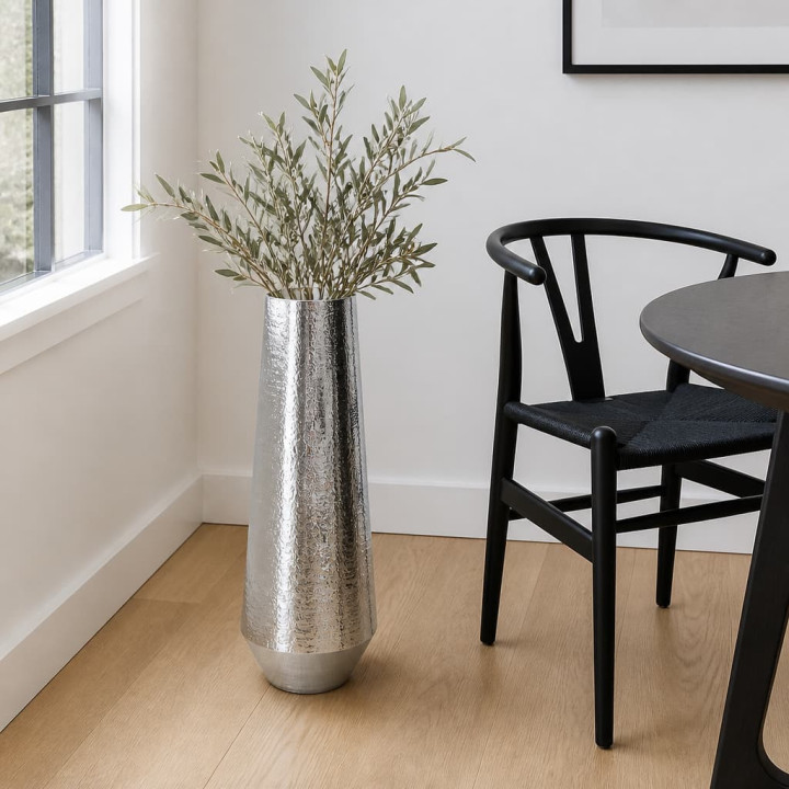 Silberne 70cm Bodenvase im Esszimmer