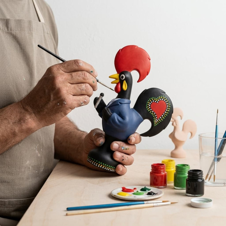 Galo de Barcelos cantor cerâmica pintura artesanal detalhe