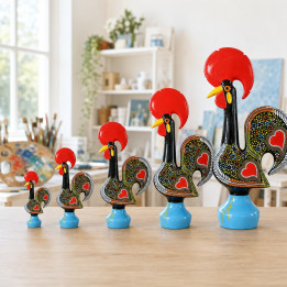 Galos de Barcelos pretos em ceramica alinhados vista frente
