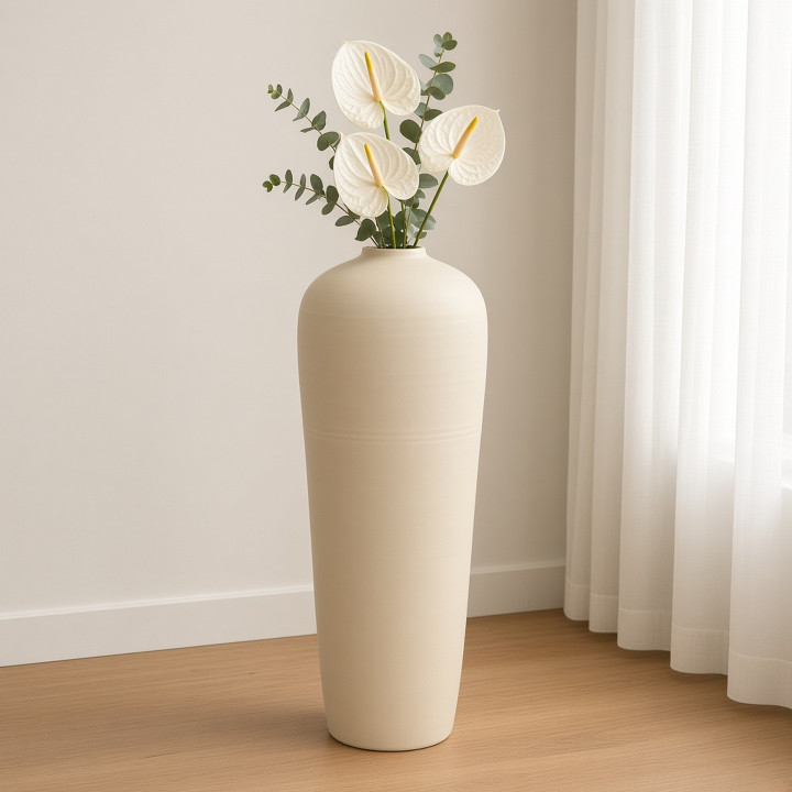 Vaso pavimento beige terracotta con fiori bianchi vista frontale