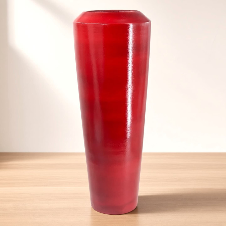 Vista dettagliata del vaso alto in terracotta rossa