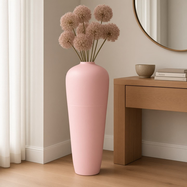 Vaso da terra rosa pastello con fiori vista angolo