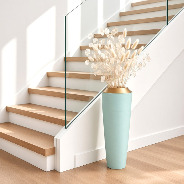 Pastellgruene und goldene Solitaervase Blick auf Treppe